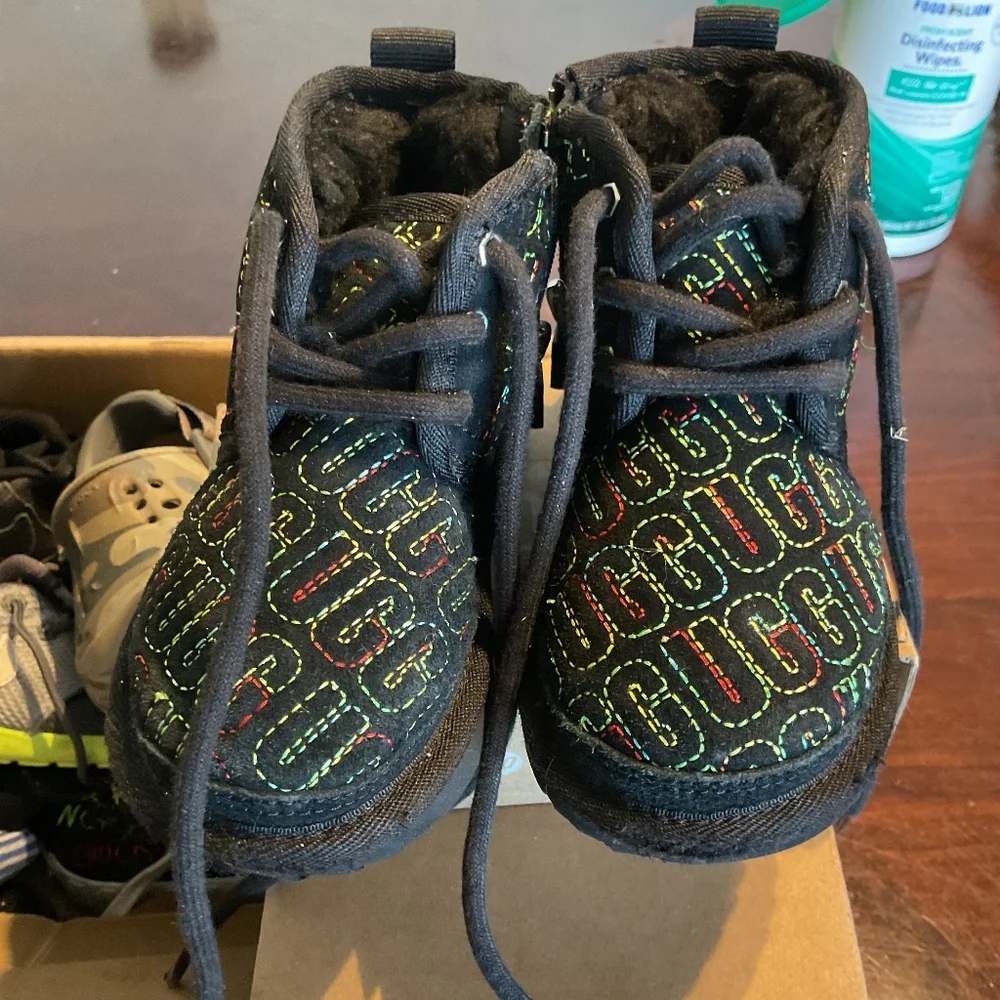 UGG Kids Logo Print Neumel Boots, Size 7 Black‎ Multi